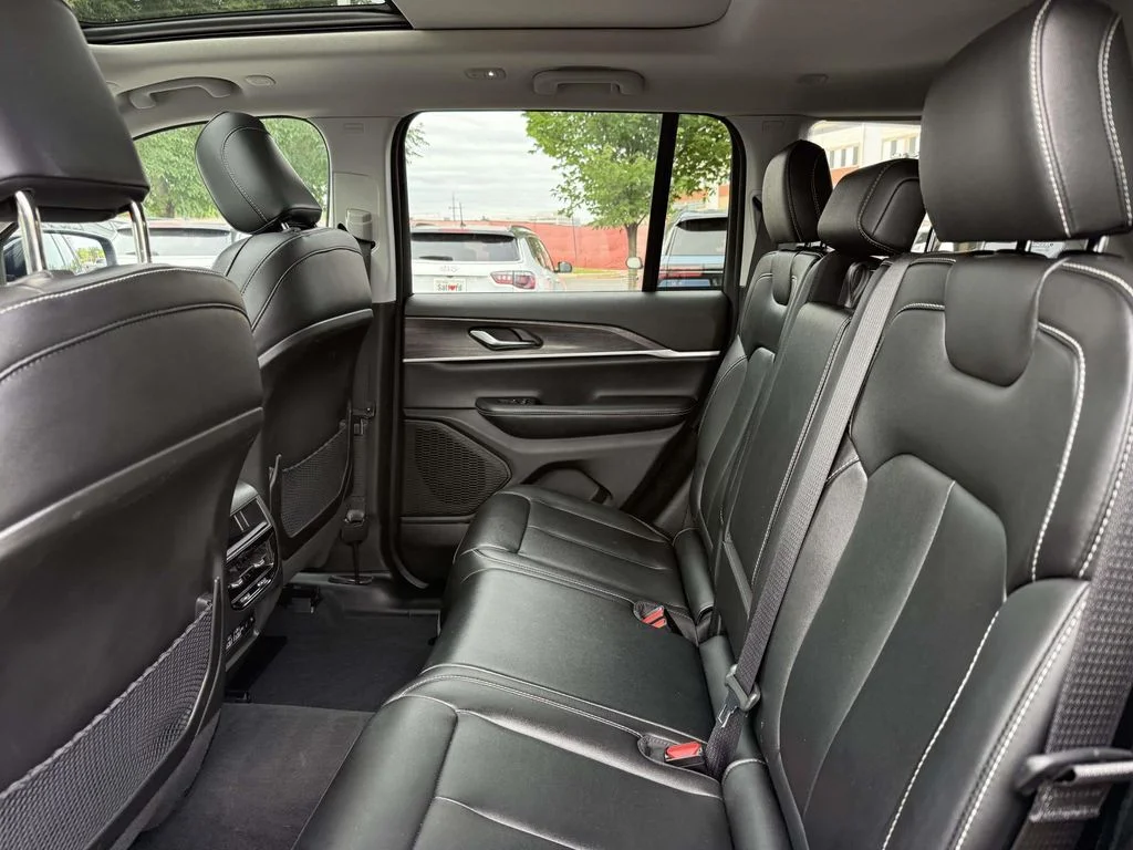 Used 2024  Jeep Limited image 17