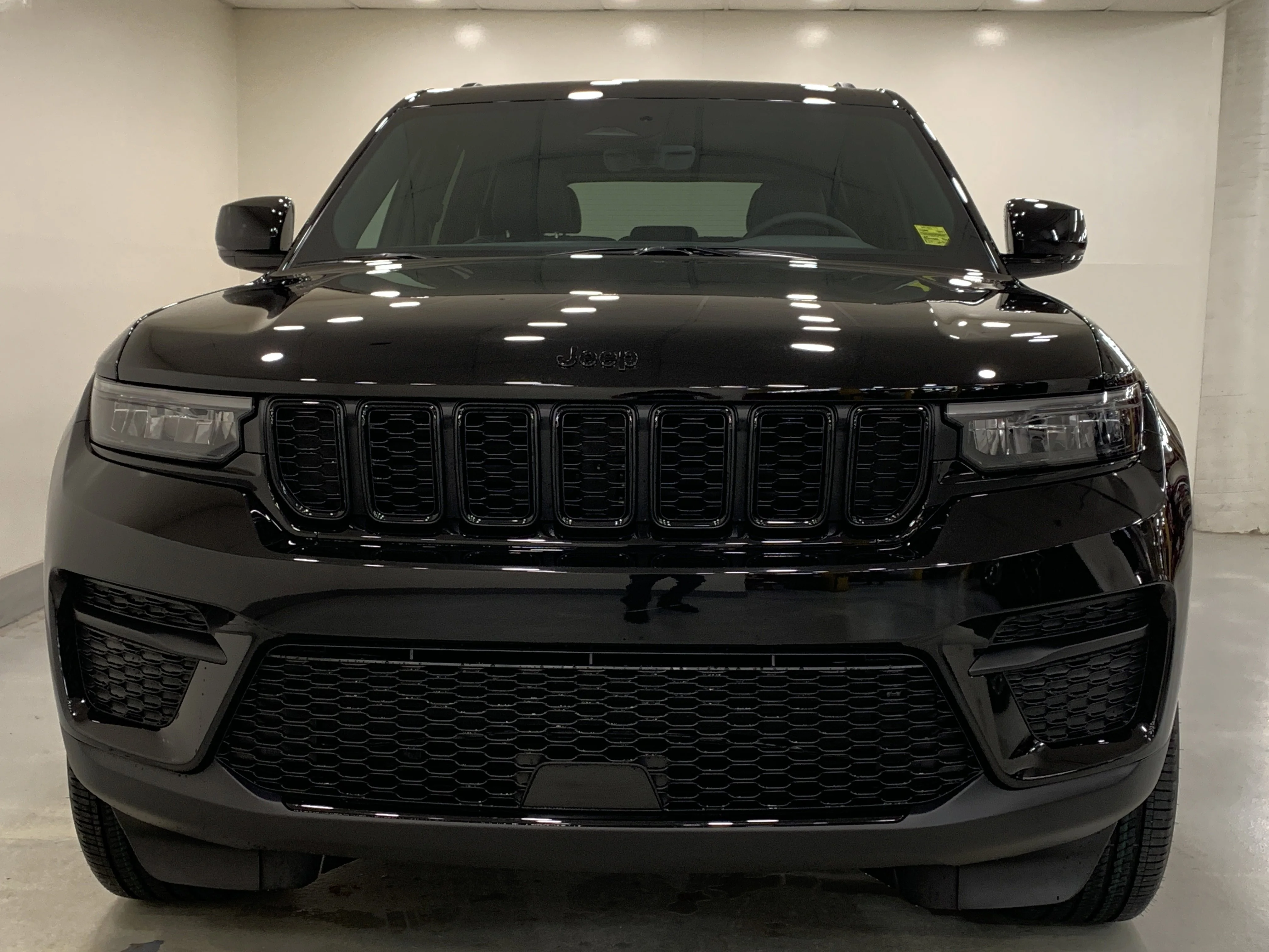 New 2025 Diamond Blk Crystal Pearl Jeep Altitude image 5