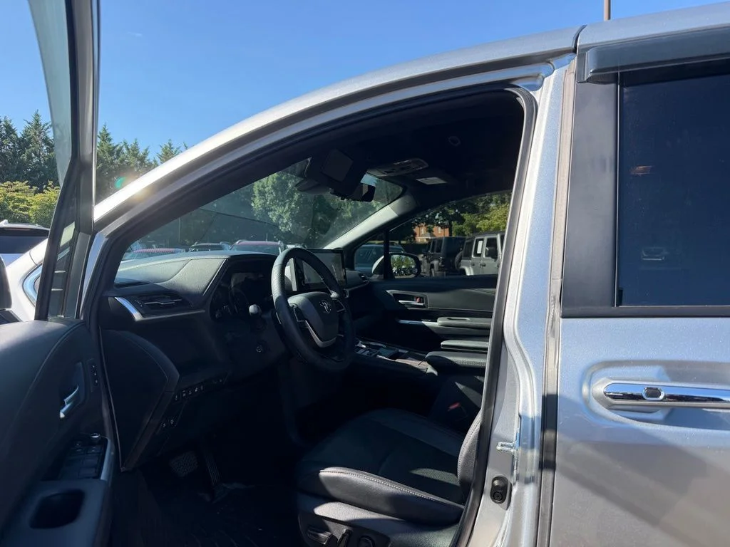 Used 2025 Silver Toyota Platinum image 9