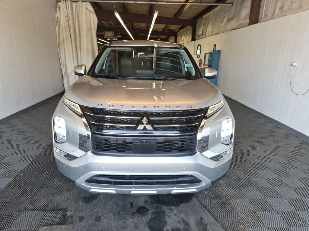 Used 2022 Silver Mitsubishi SE Launch Edition image 2