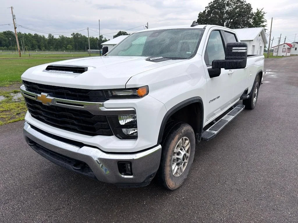 Used 2025 Summit White Chevrolet LT image 14