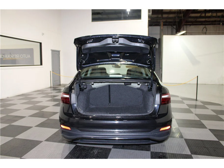 2025 Volkswagen Jetta SE - Photo 18