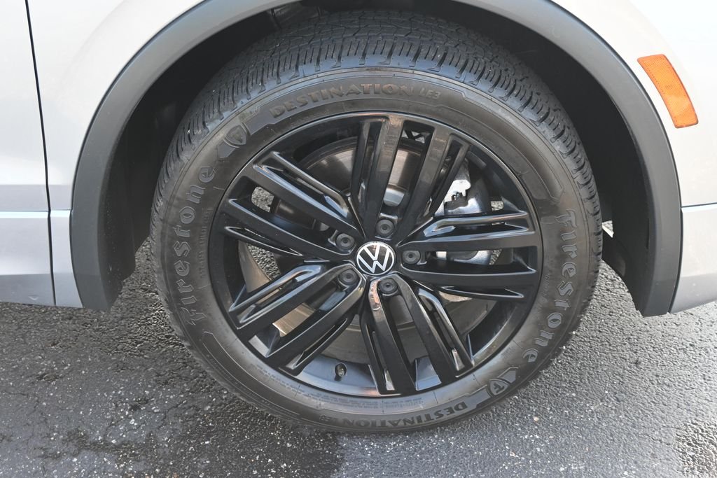 Certified Used 2022 Pyrite Silver Metallic Volkswagen 2.0T SE R-Line Black image 17