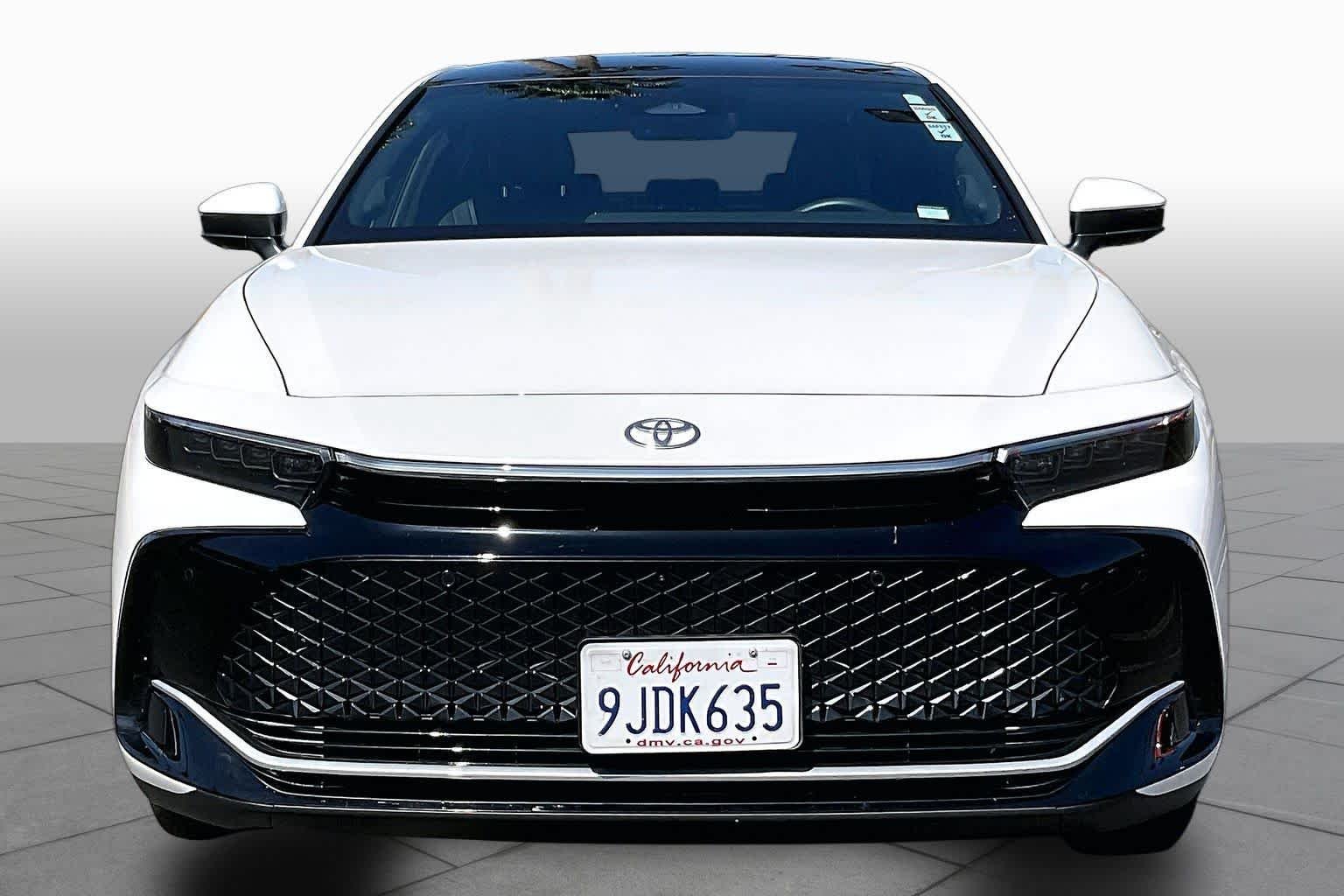 Certified Used 2023 Oxygen White Toyota Limited image 3