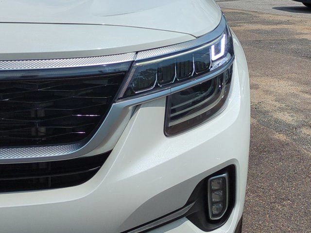 Used 2023 White Kia SX image 11