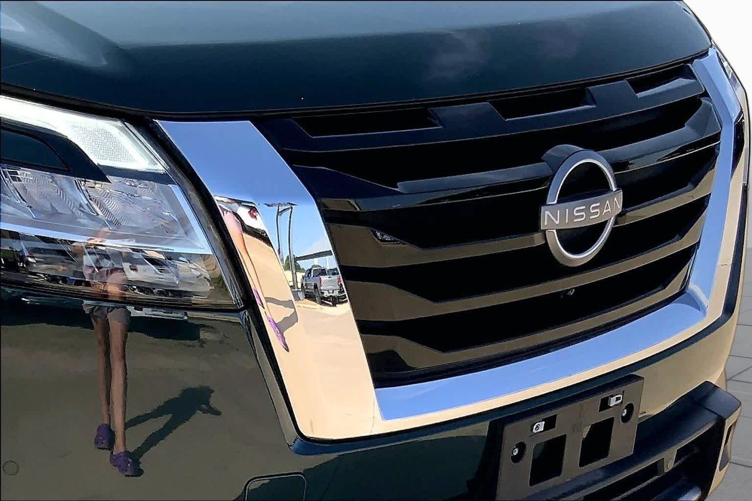 Used 2023 Obsidian Green Pearl Nissan Platinum image 28