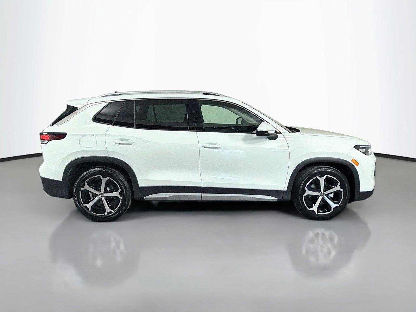 New 2026 Pure White Volkswagen SE image 4