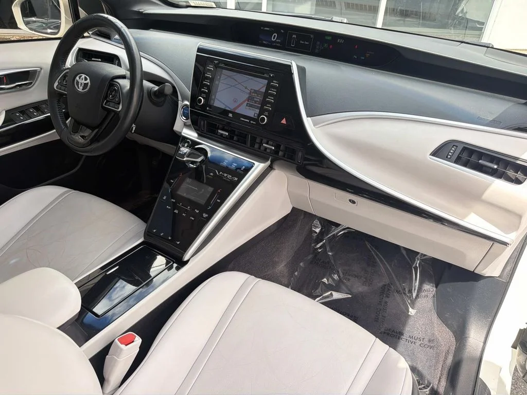Used 2018 CRYSTAL WHITE Toyota Base image 30
