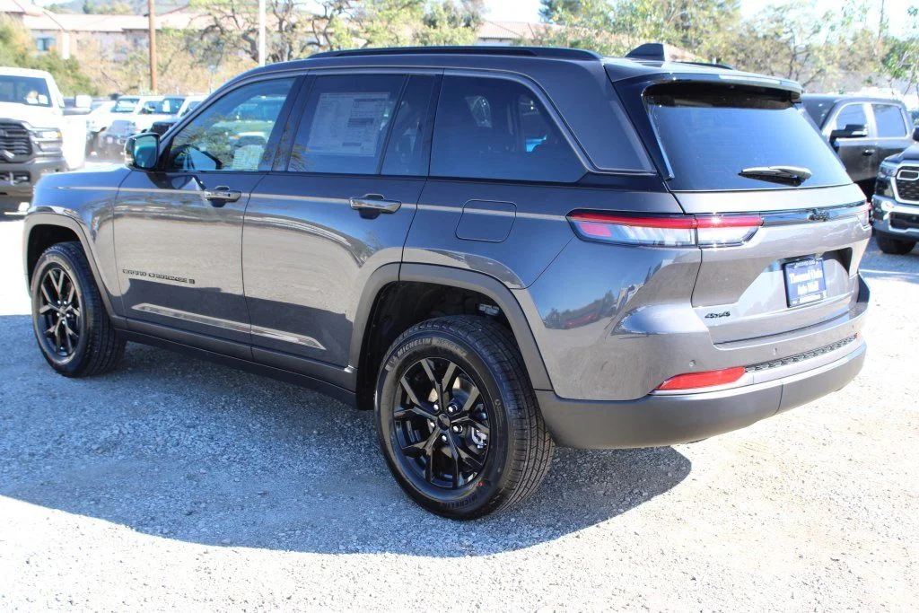 New 2026 Baltic Gray Metallic Clear-Coat Exterior Paint Jeep Laredo image 6