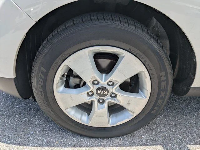 Used 2018 Clear White Kia Base image 11