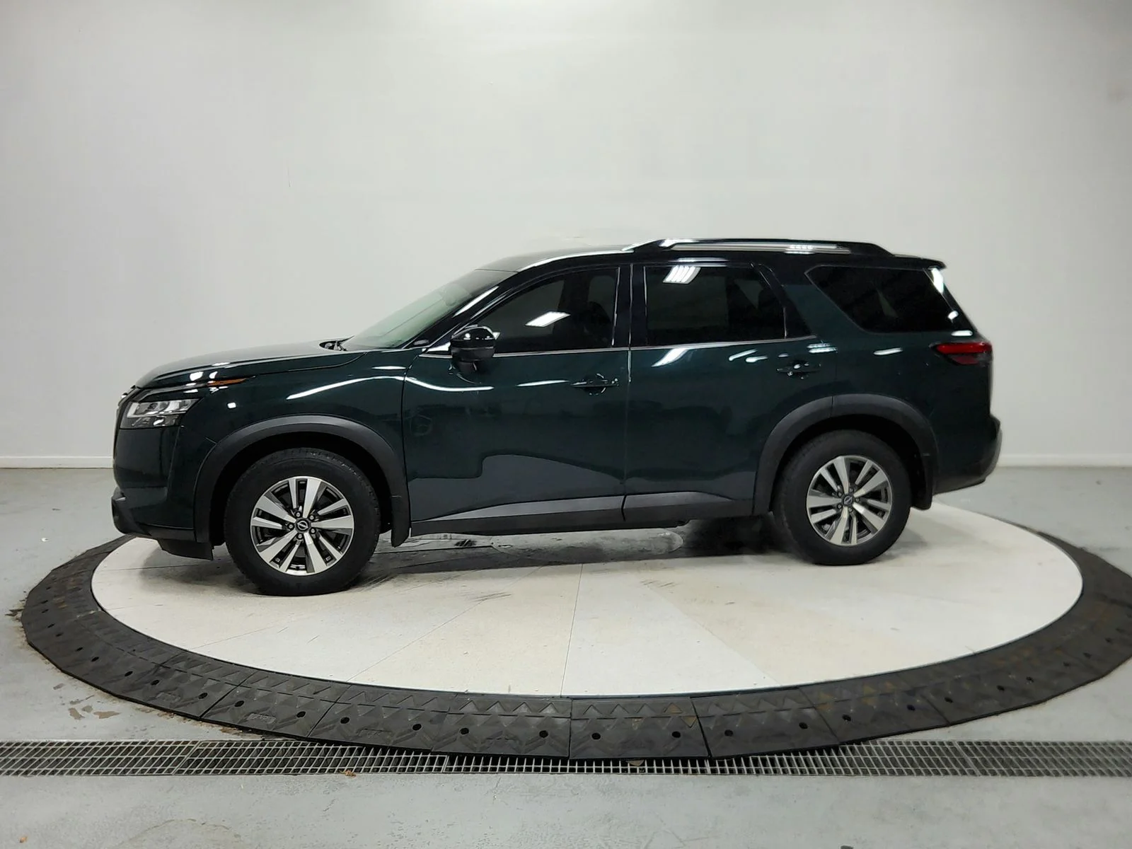 Used 2022 Green 2 Tone Nissan SL image 5