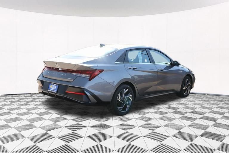 2025 Hyundai Elantra Limited - Photo 32