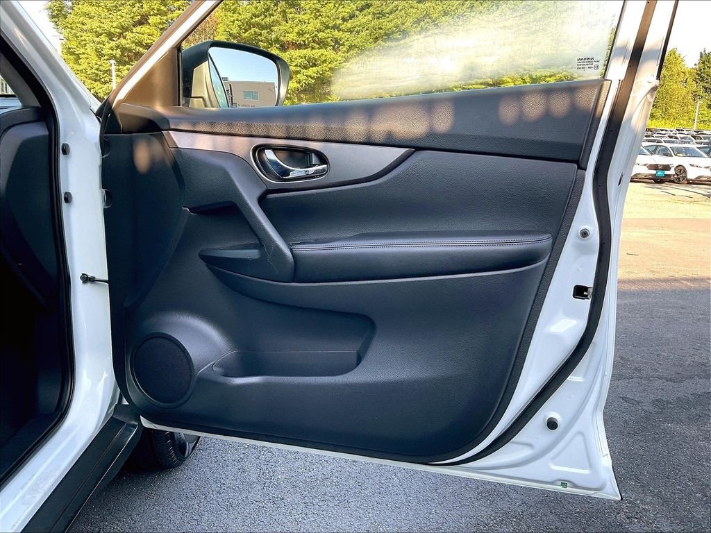 Used 2015 Glacier White Nissan S image 12