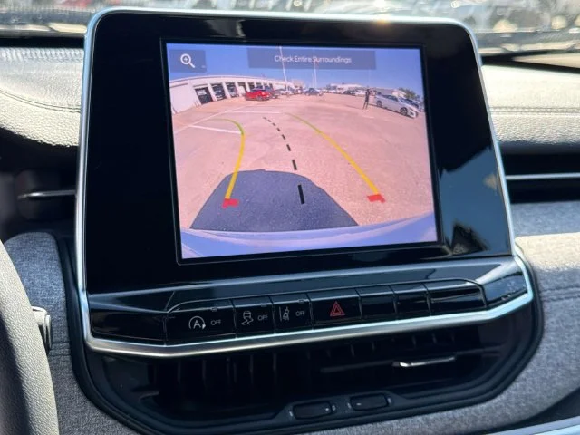 Used 2025 White Jeep Latitude image 41