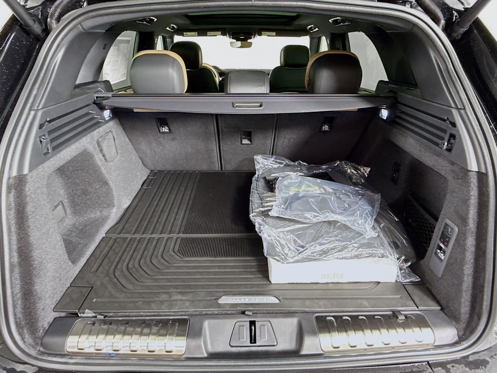 New 2026 Santorini Black Land Rover Dynamic SE image 27