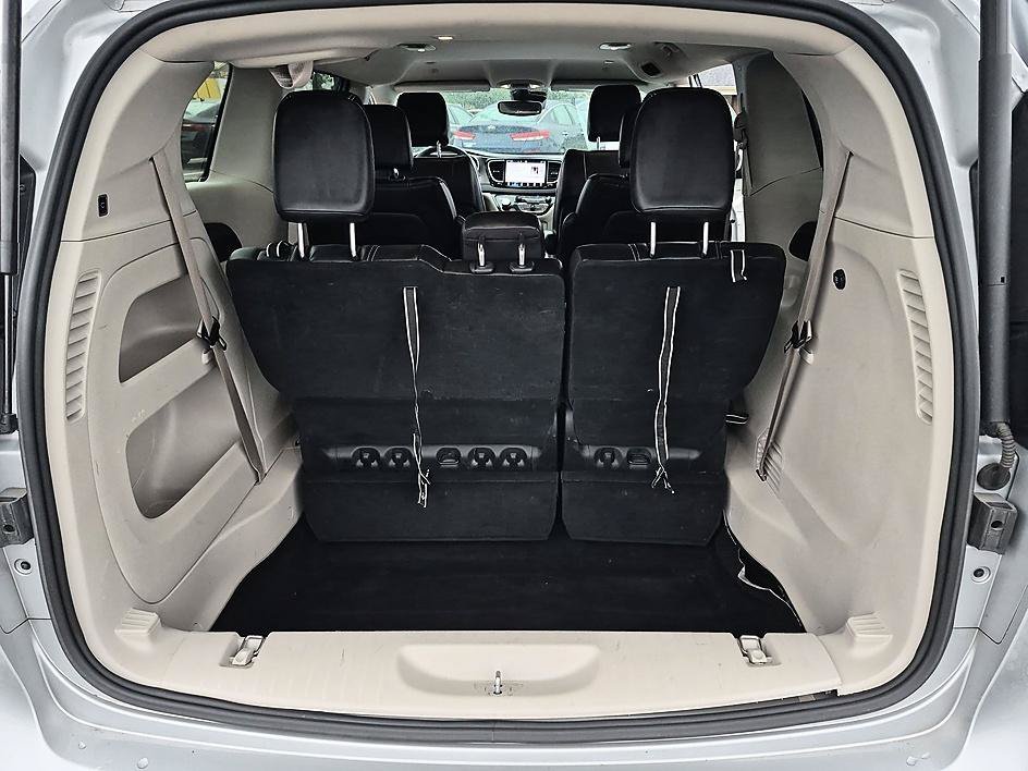 Used 2024 Silver Mist Clearcoat Chrysler Touring L image 30