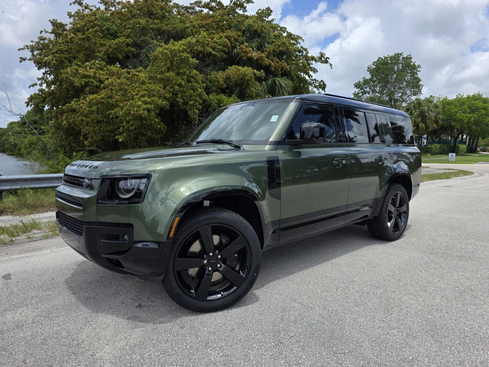 New 2026 Woolstone Green Land Rover P400 X-Dynamic SE image 1