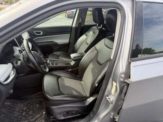 Certified Used 2022 Silver Jeep Latitude image 8