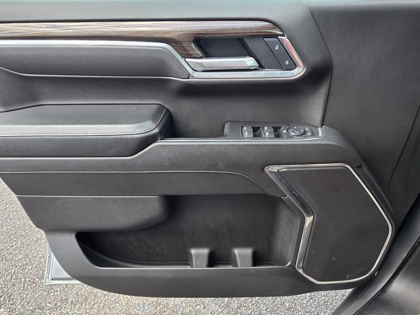 Used 2025 Sterling Gray Metallic Chevrolet LT image 24