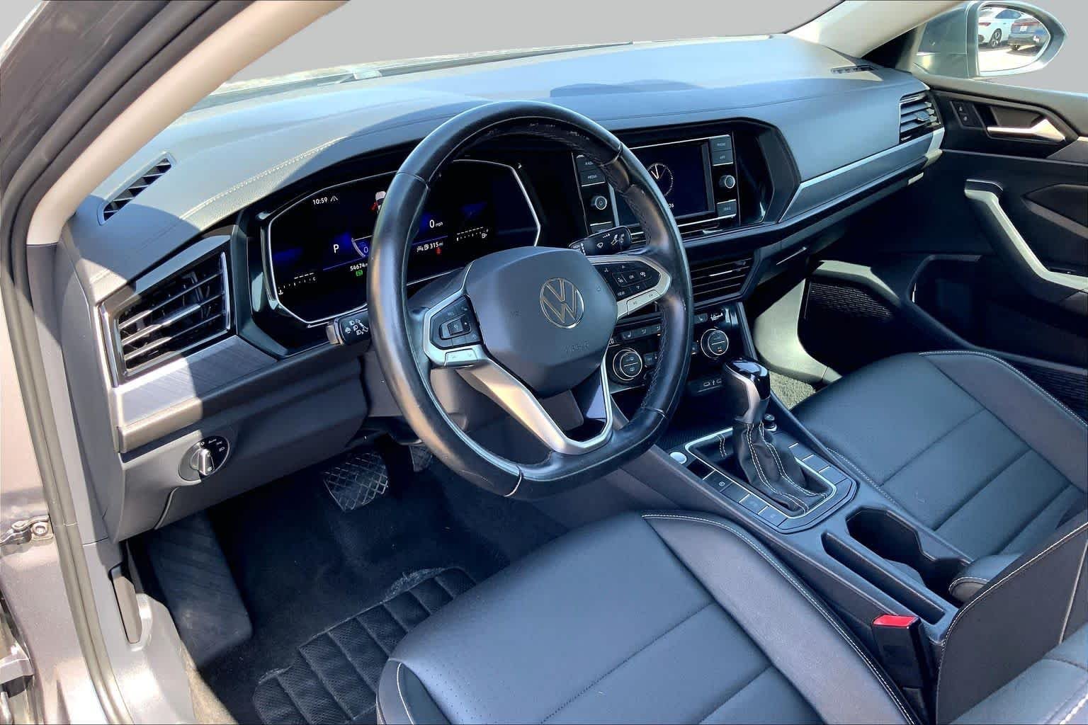 Used 2024 Platinum Gray Metallic Volkswagen SE image 18