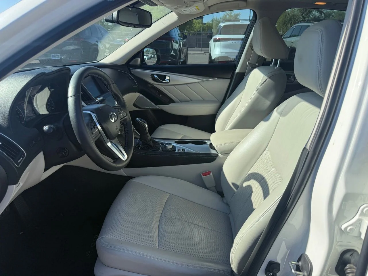 Used 2024 Majestic White INFINITI Luxe image 13
