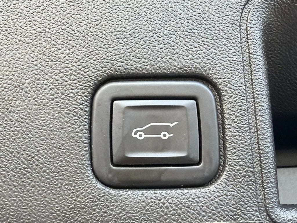 Used 2023 White GMC SLE image 19