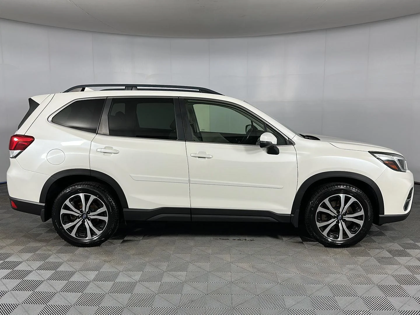 Used 2020 Crystal White Pearl Subaru Limited image 32