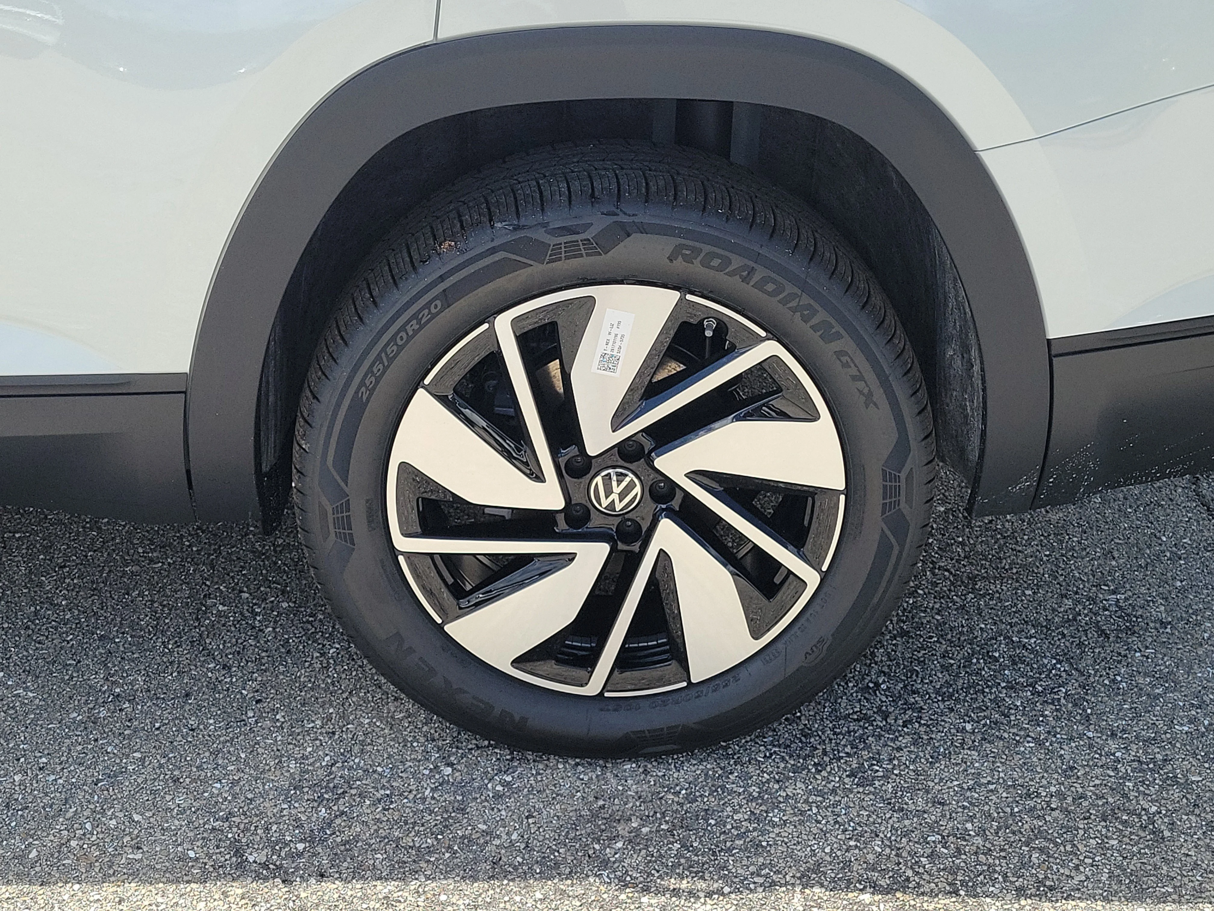 New 2026 White Volkswagen SE w/Technology image 31