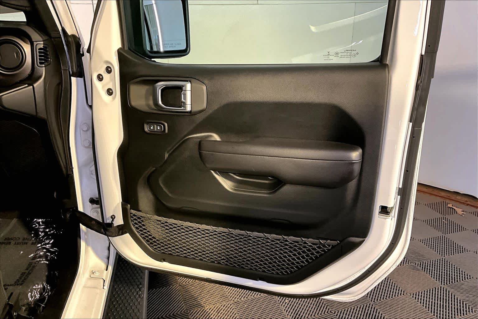 Used 2020 Bright White Clearcoat Jeep Sport S image 22