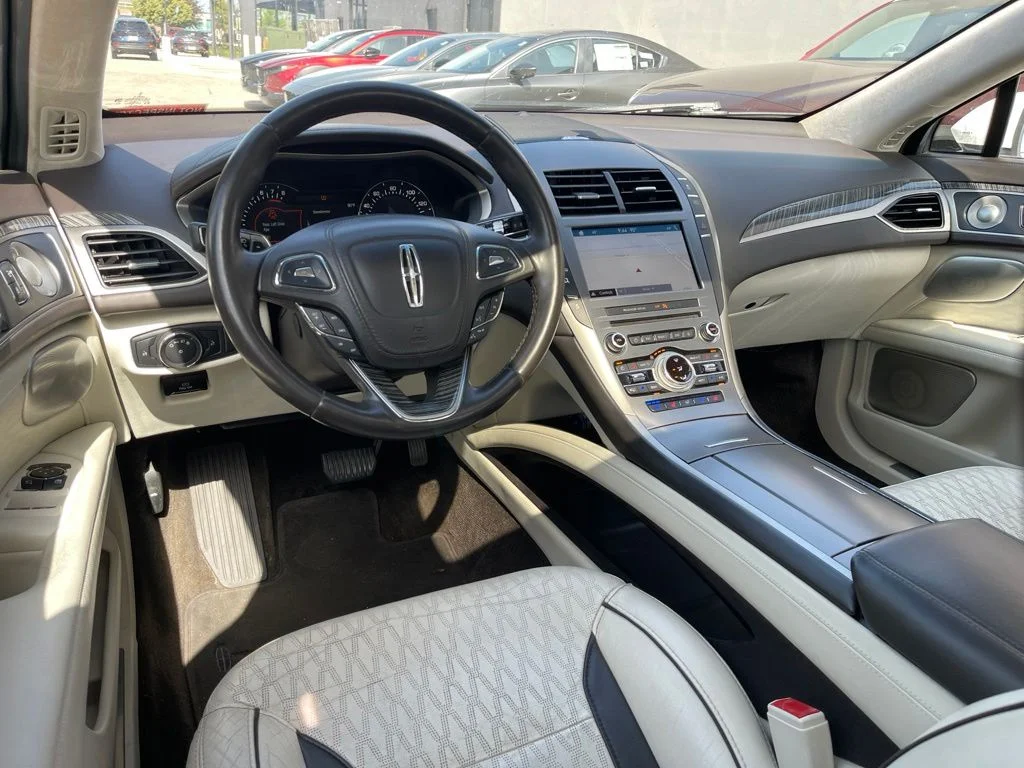 Used 2017 White Platinum Metallic Tri-Coat Lincoln Black Label image 15