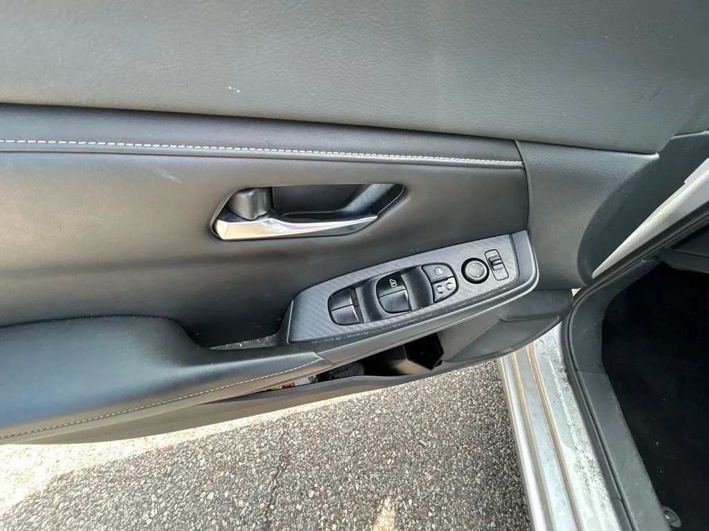 Used 2020 Silver Nissan S image 14
