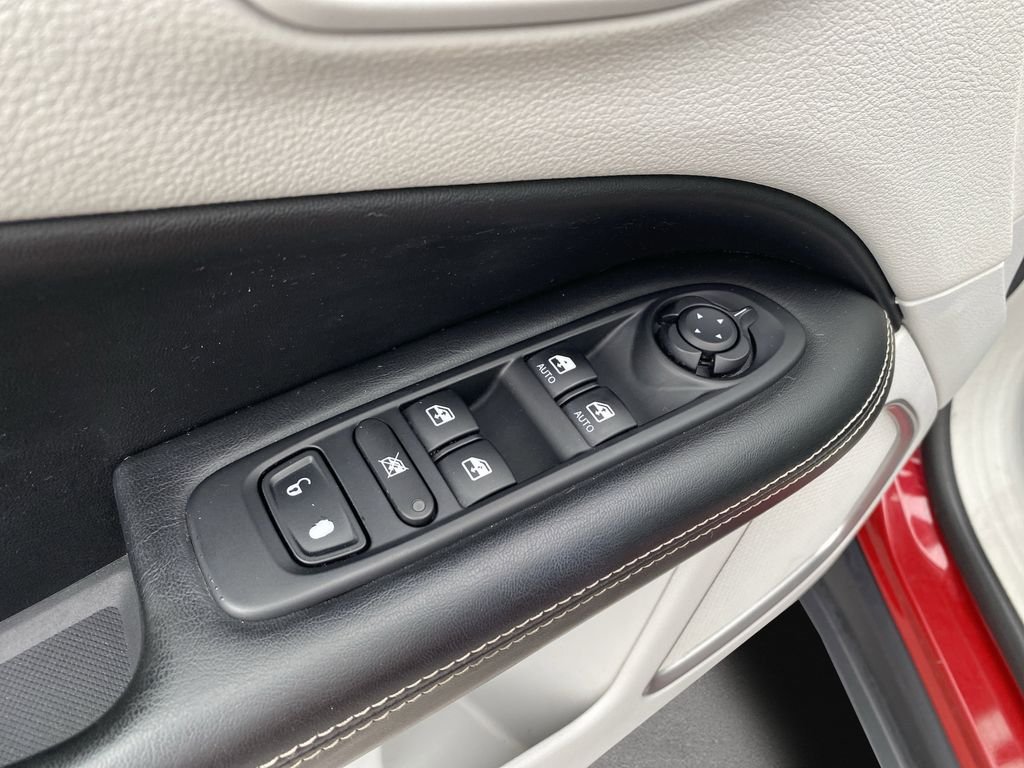 Used 2018 Redline Pearlcoat Jeep Latitude image 18