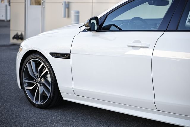 New 2024 Fuji White JAGUAR P300 R-DYNAMIC SE AWD image 7