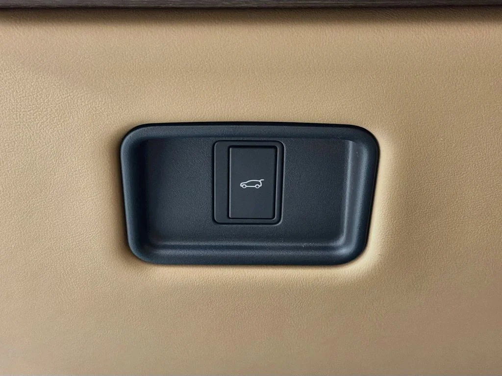 New 2026 Fuji White Land Rover SE image 10