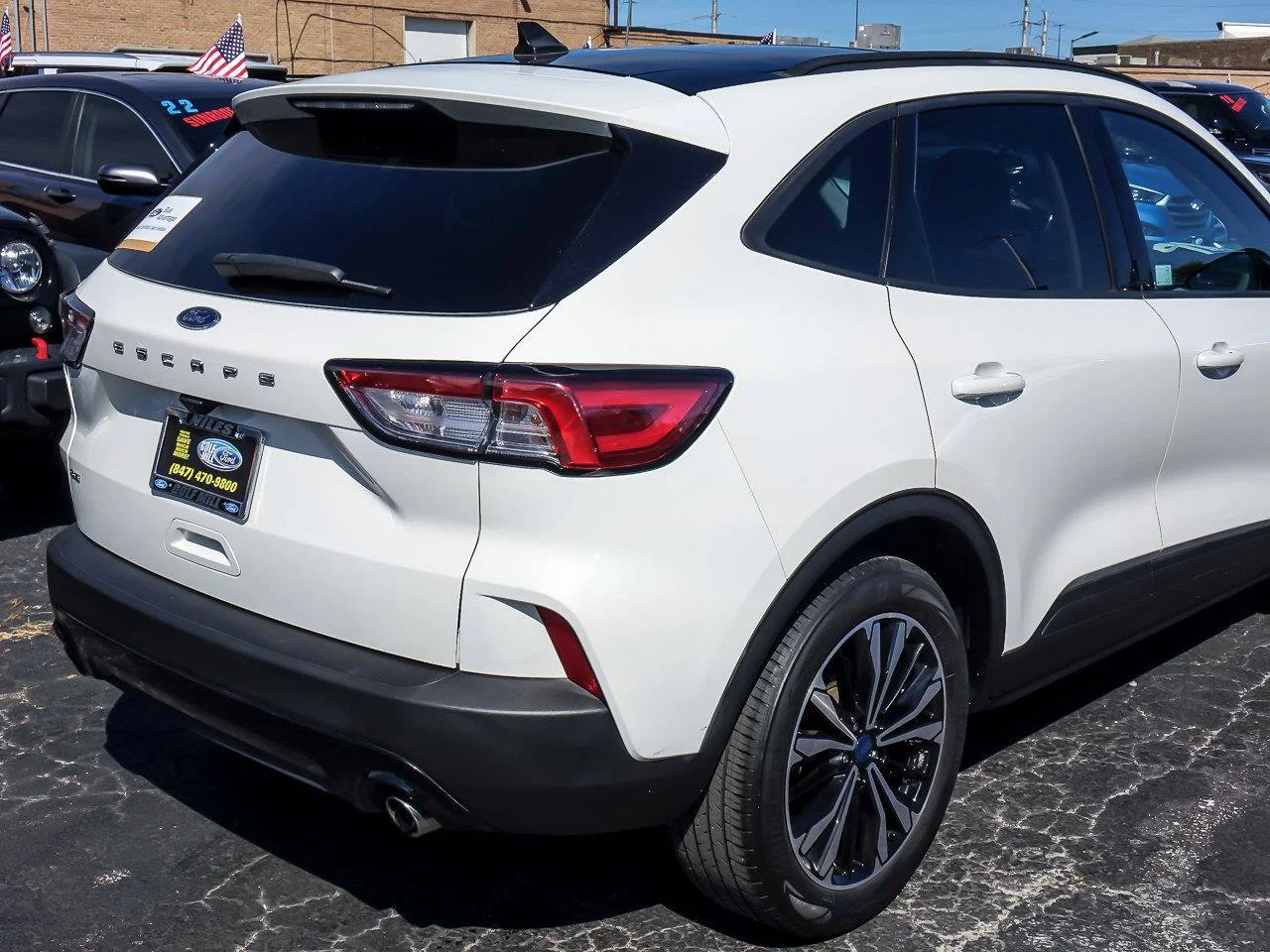 Used 2022 White Metallic Ford SE image 8