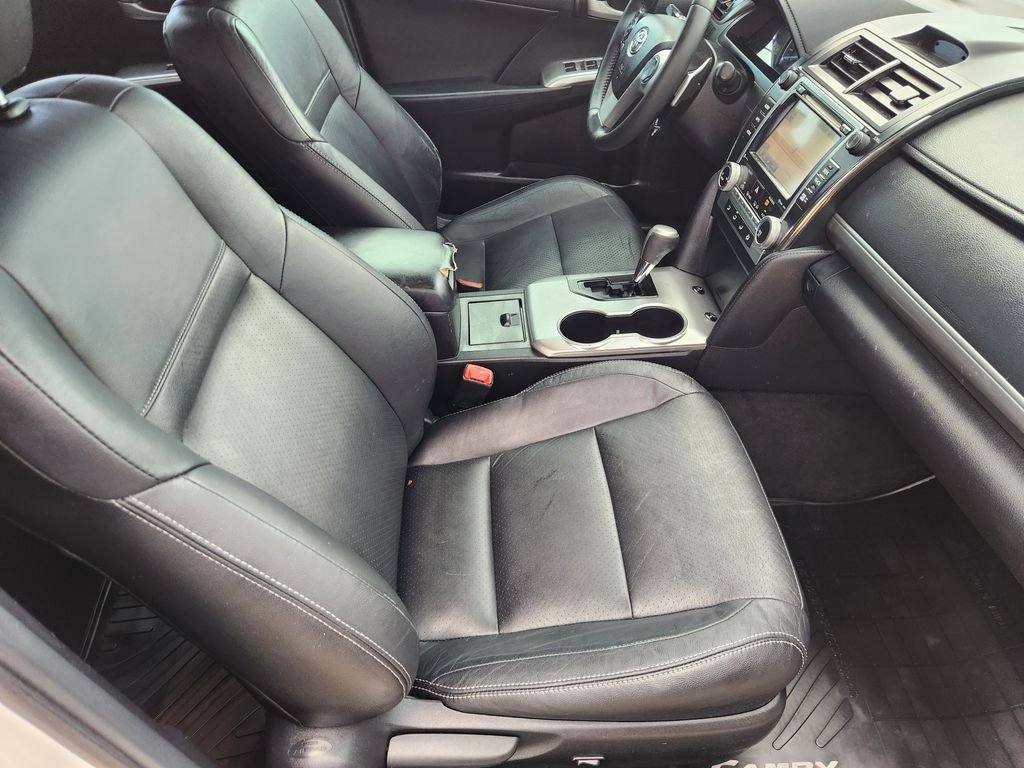 Used 2014 Blizzard Pearl Toyota SE image 14
