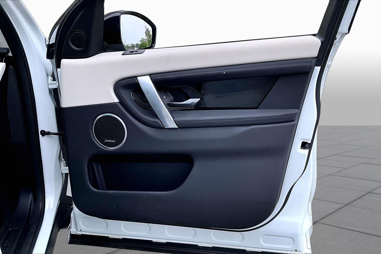 Used 2024 Fuji White Land Rover Core S image 23