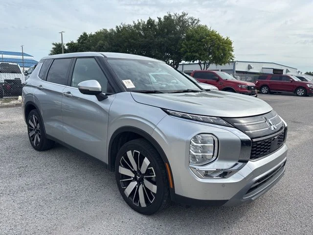 Used 2025  Mitsubishi SE image 3