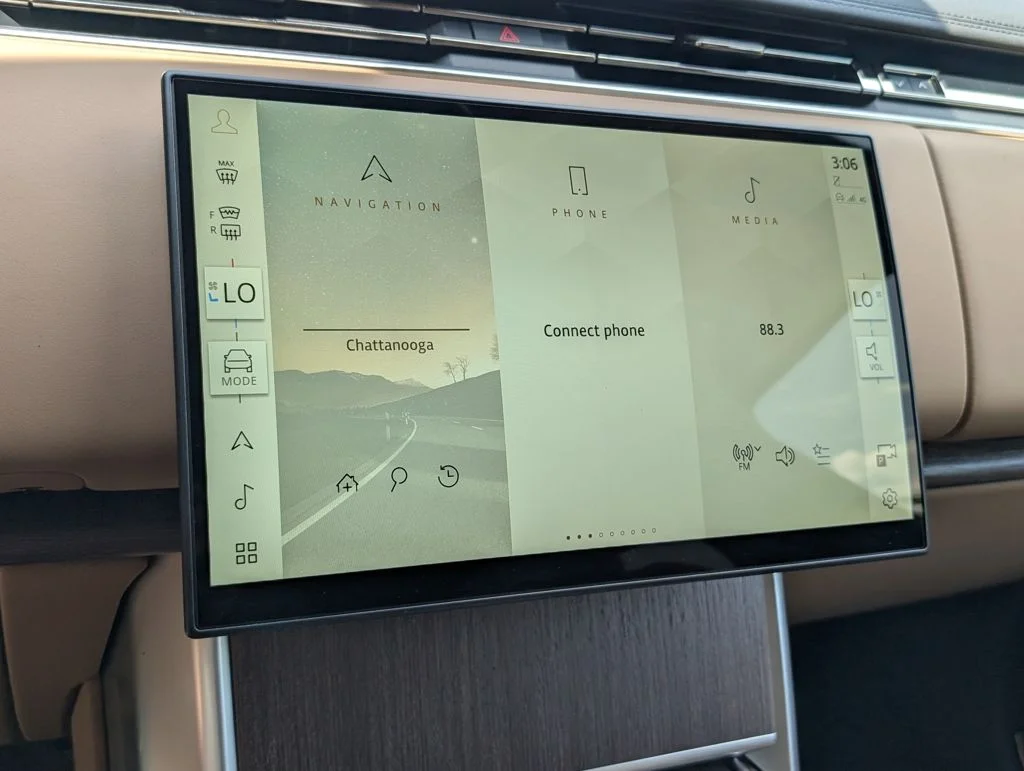 New 2026 Ostuni Pearl White Land Rover SE image 25