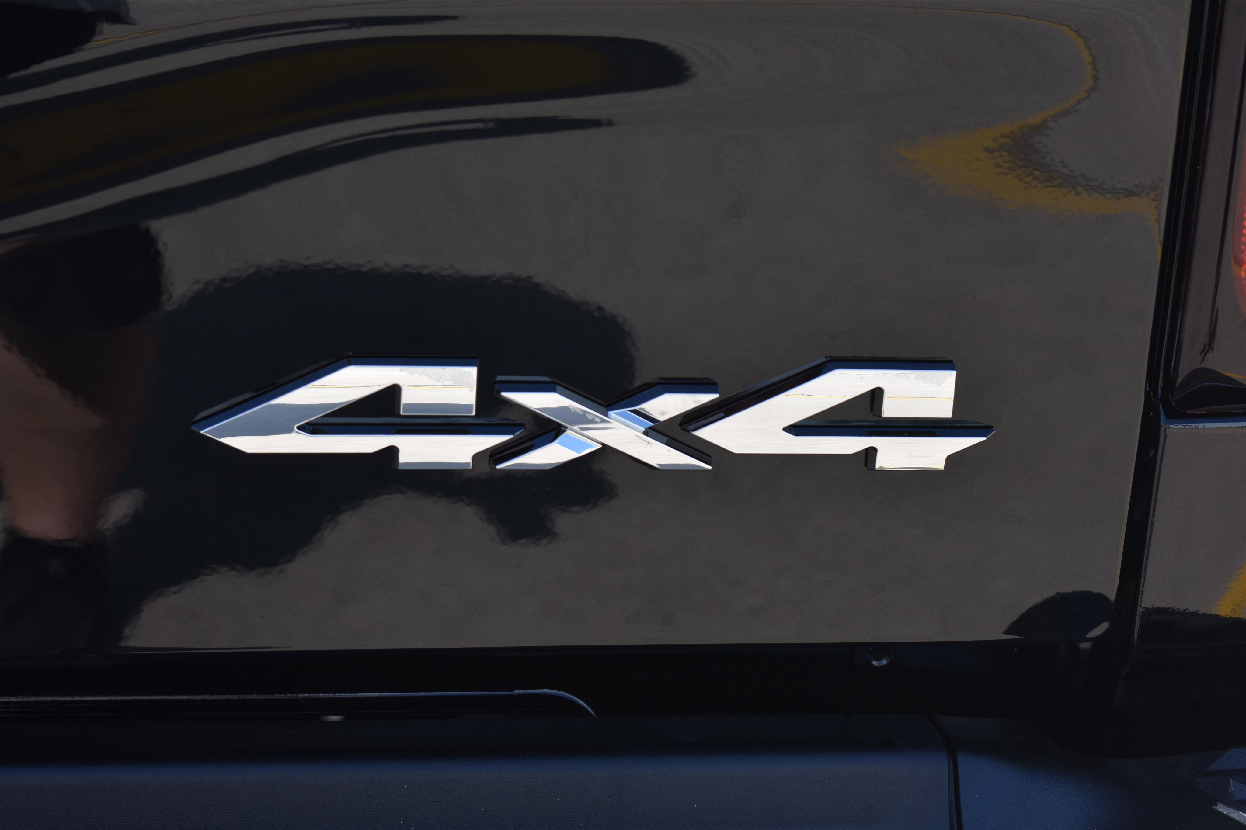 New 2026 Diamond Black Crystal Pearl-Coat Exterior Paint RAM Tradesman image 7