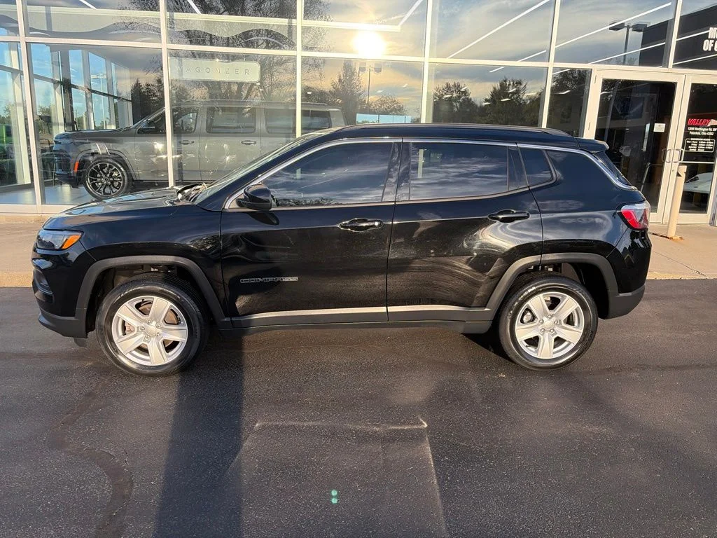 Used 2022 Black Jeep Latitude image 11