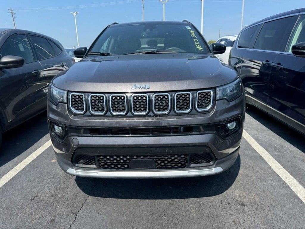 Used 2024  Jeep Limited image 2