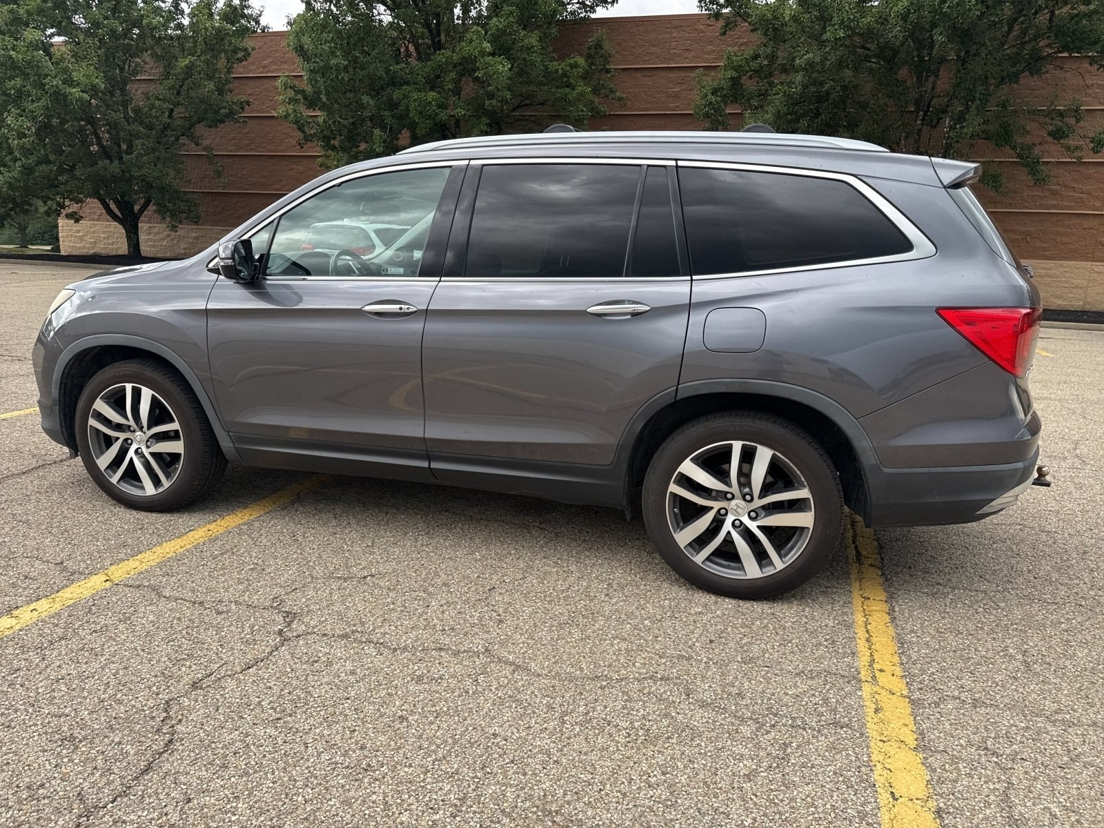 Used 2018 Modern Steel Metallic Honda Touring image 24