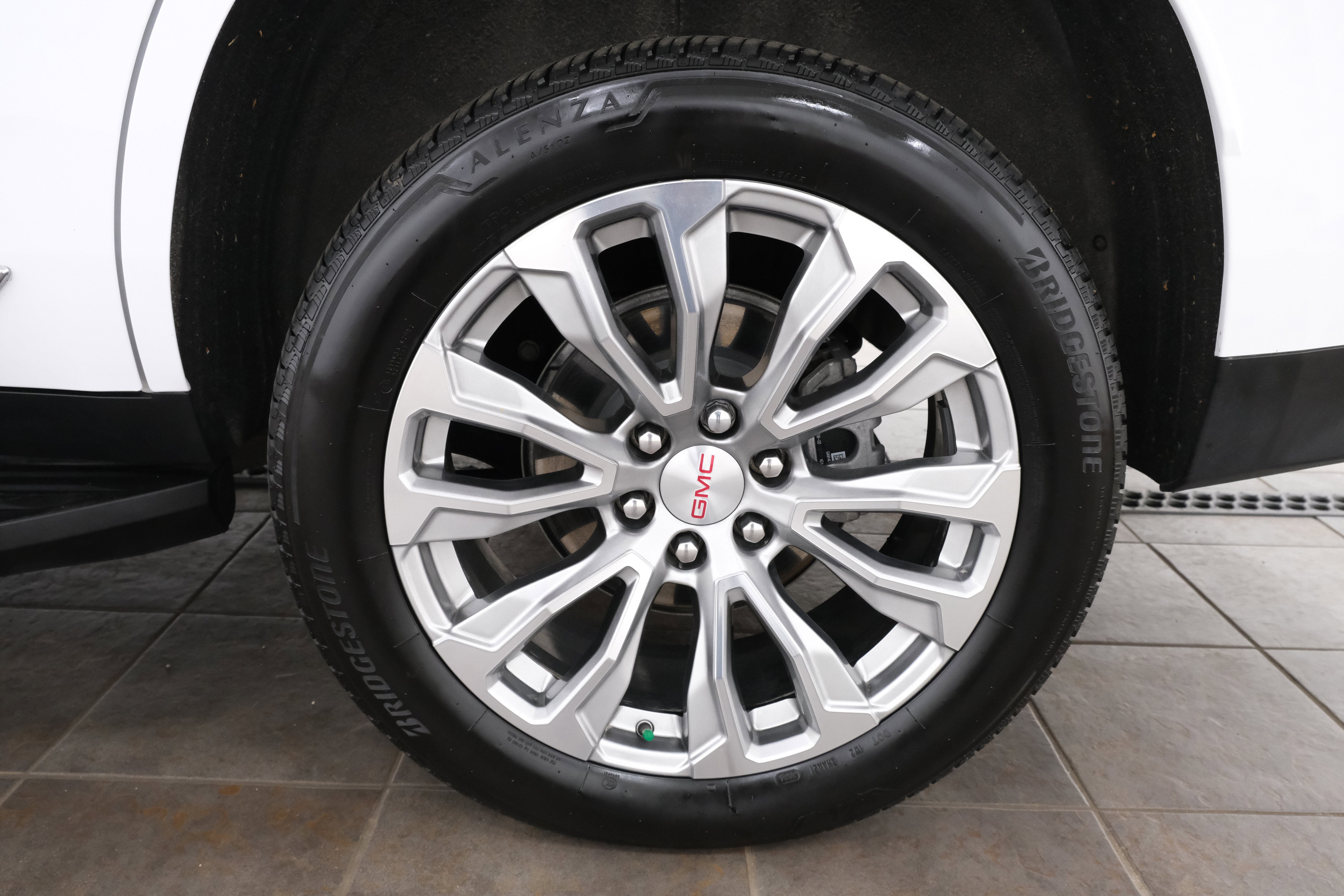 2024 GMC Yukon Denali - Photo 37