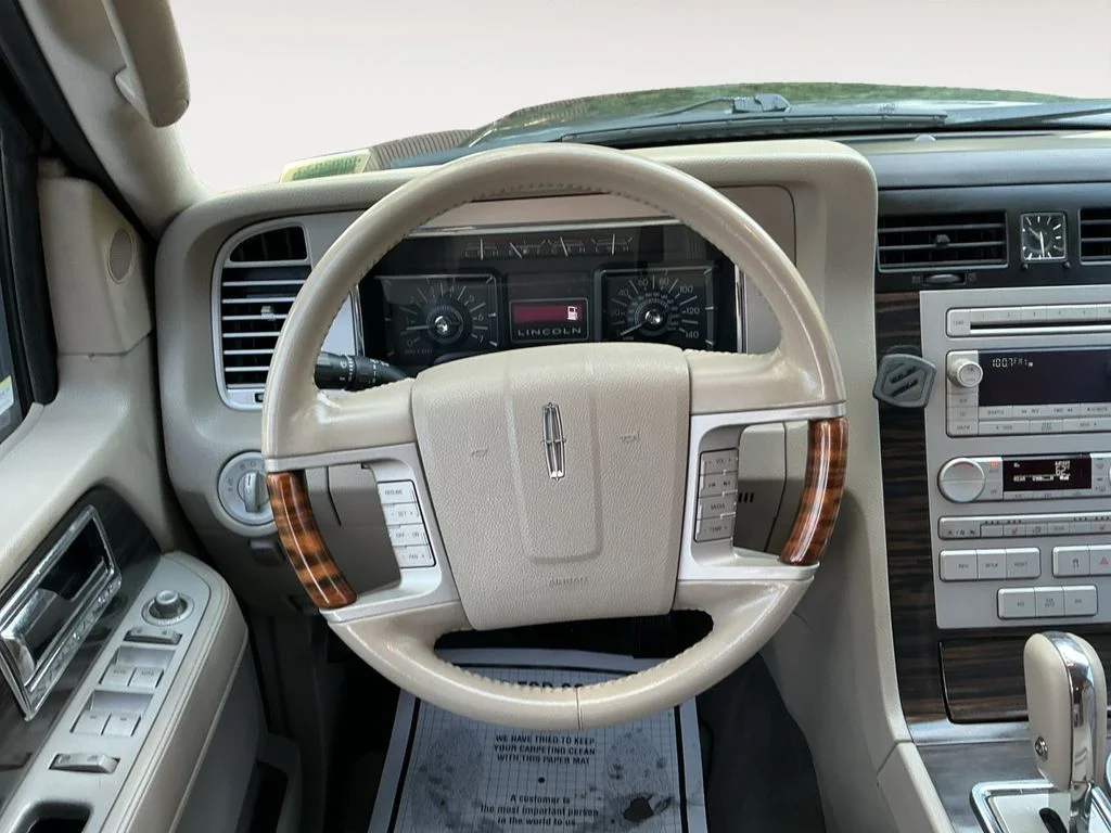 Used 2007 Gray Lincoln Base image 13