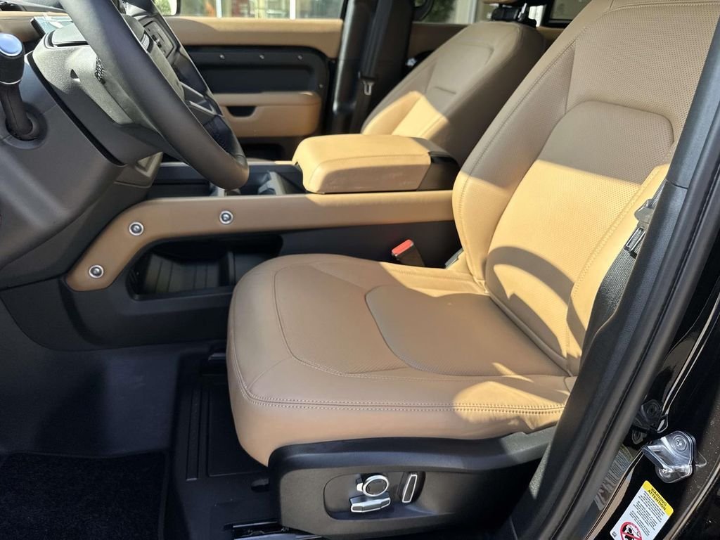 New 2026 Santorini Black Land Rover X-Dynamic SE image 10