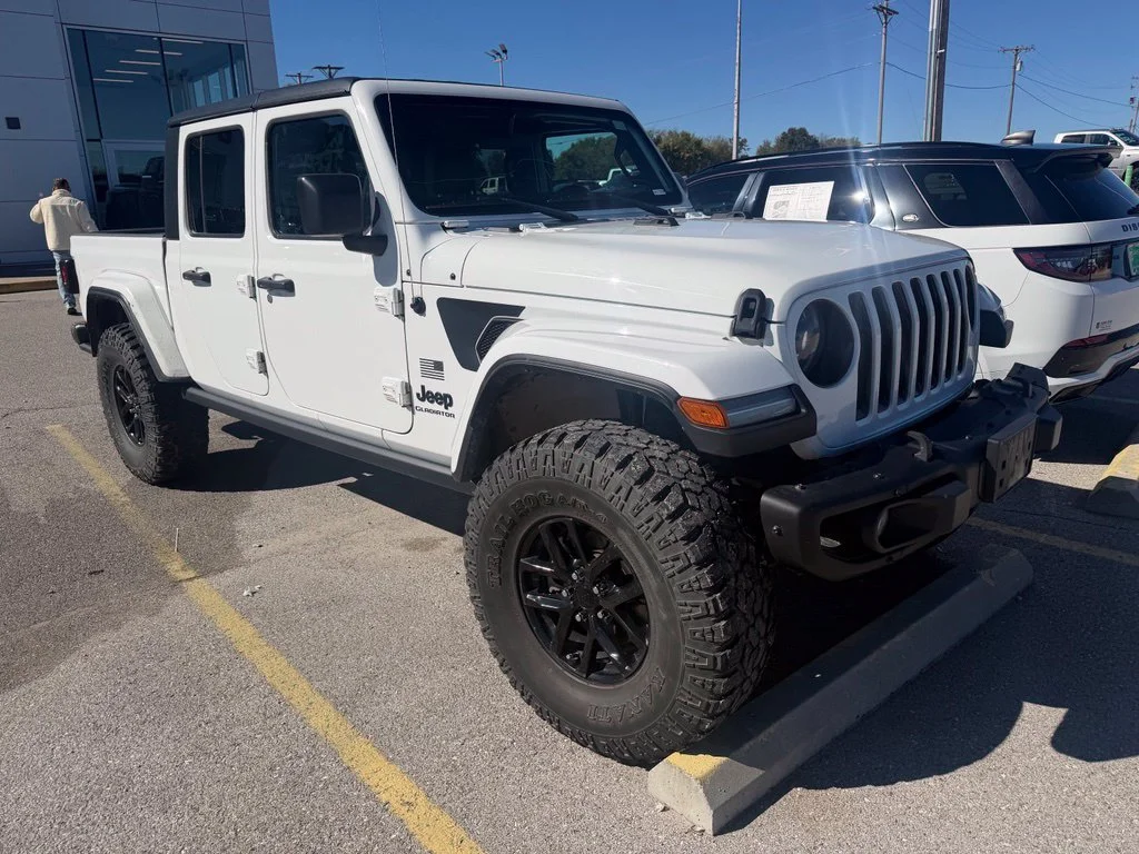Used 2023 White Jeep  image 3