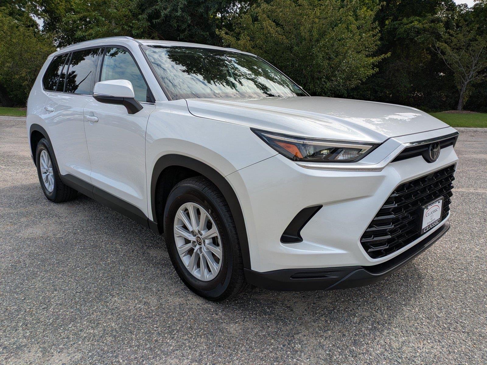 Used 2025 Wind Chill Pearl Toyota Hybrid XLE image 2