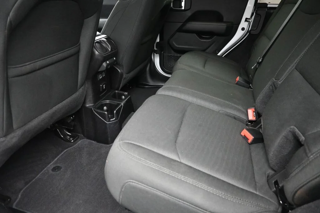 Used 2019 White Jeep Unlimited Sahara image 12