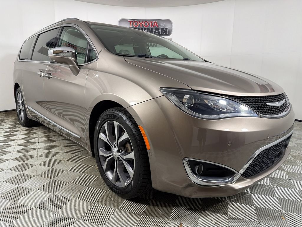 2018 Chrysler Pacifica Limited's photo